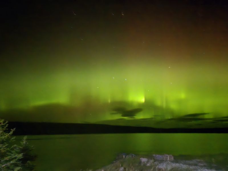 aurore boréale au dessus du lac Geneviève, crédit photo Hélène Dupont